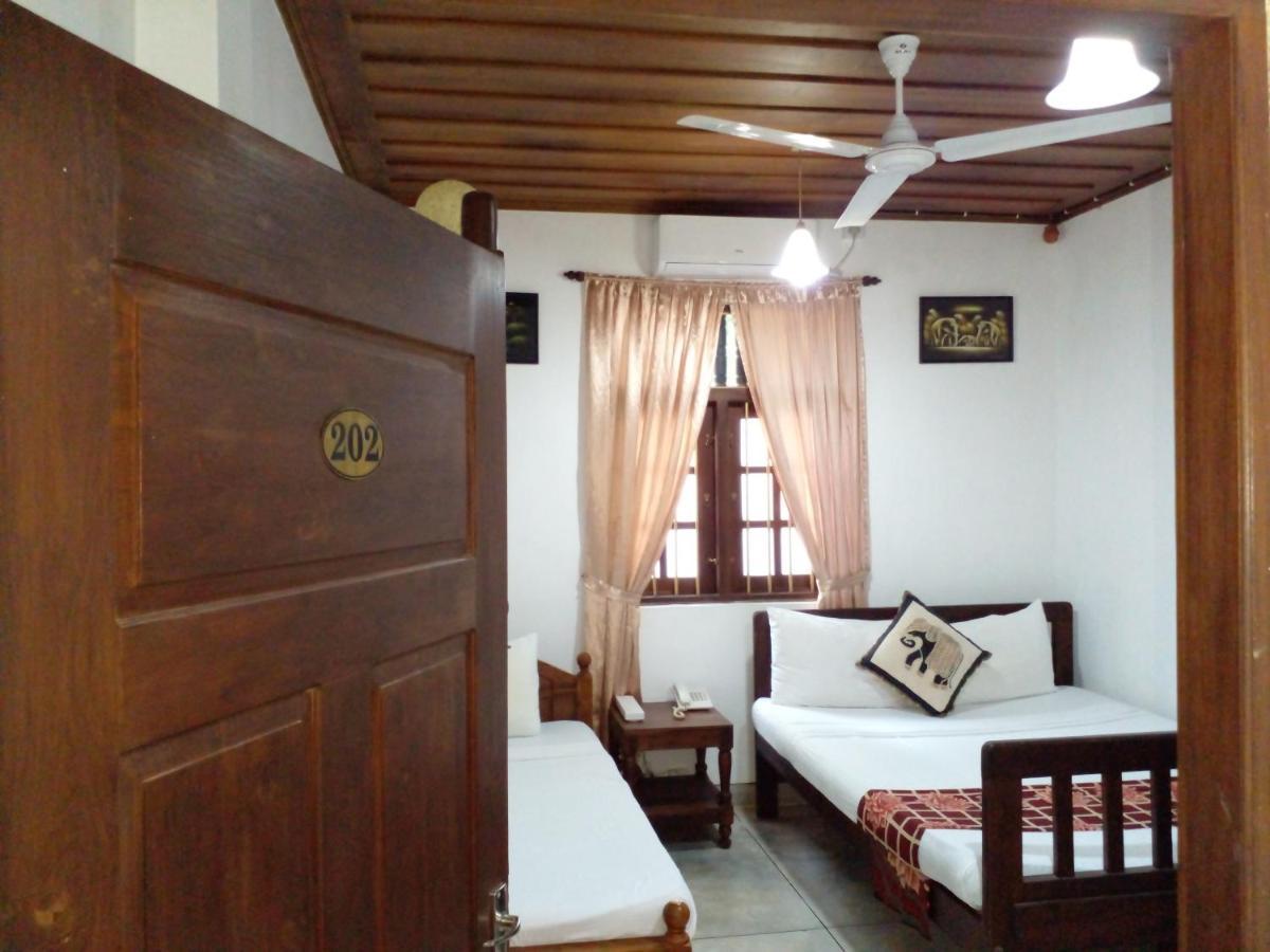Muduna Walawwa Resort Kandy Exterior photo